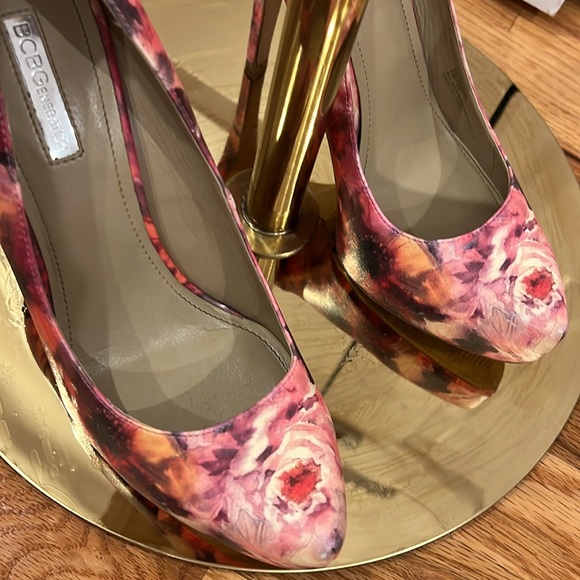 BCBG Floral Pumps - Picture 4 of 7
